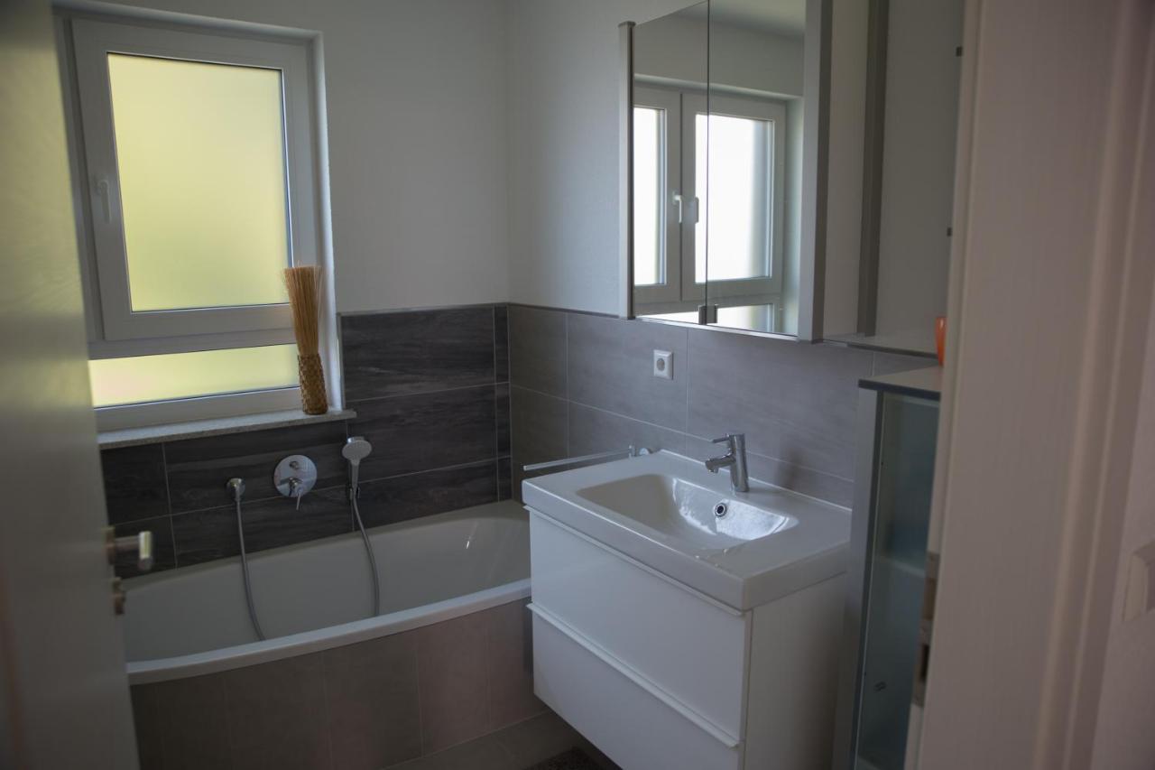 Moderne Neubau-Wohnung Mit Kamin Und 35Qm Dachterrasse Trossingen Exterior photo